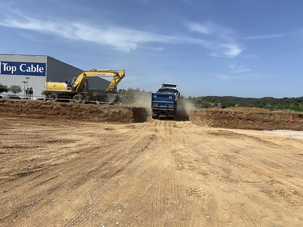 Nuevas oficinas i aparcamiento Top Cable en Rubí.